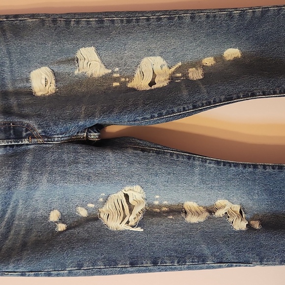 LEVI’S Women’s 501 Original Crop Distressed Denim Jeans, size 30x26 - Picture 3 of 16